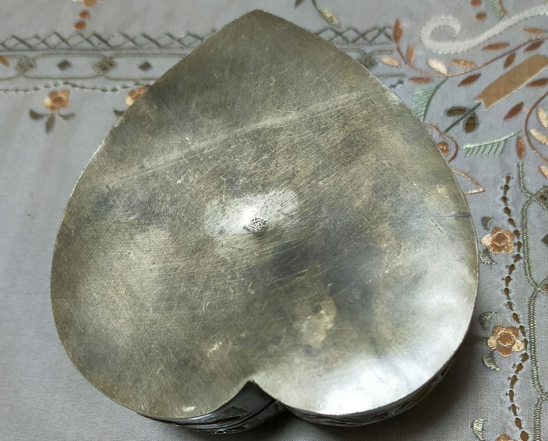 セール✨アンティーク金属細工古銅　花、竹、鳥紋浮彫　ハート型香合　小物入れ手作り