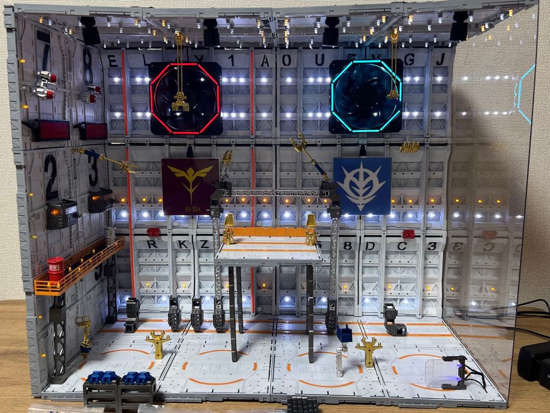 ジオラマ作品 ガンダム システムベース 格納庫 基地　ホワイト　リモコン付き