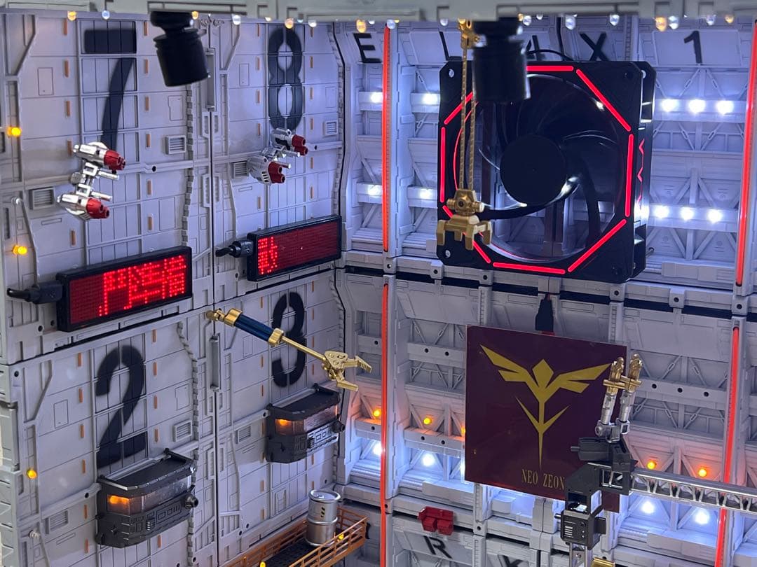 ジオラマ作品 ガンダム システムベース 格納庫 基地　ホワイト　リモコン付き
