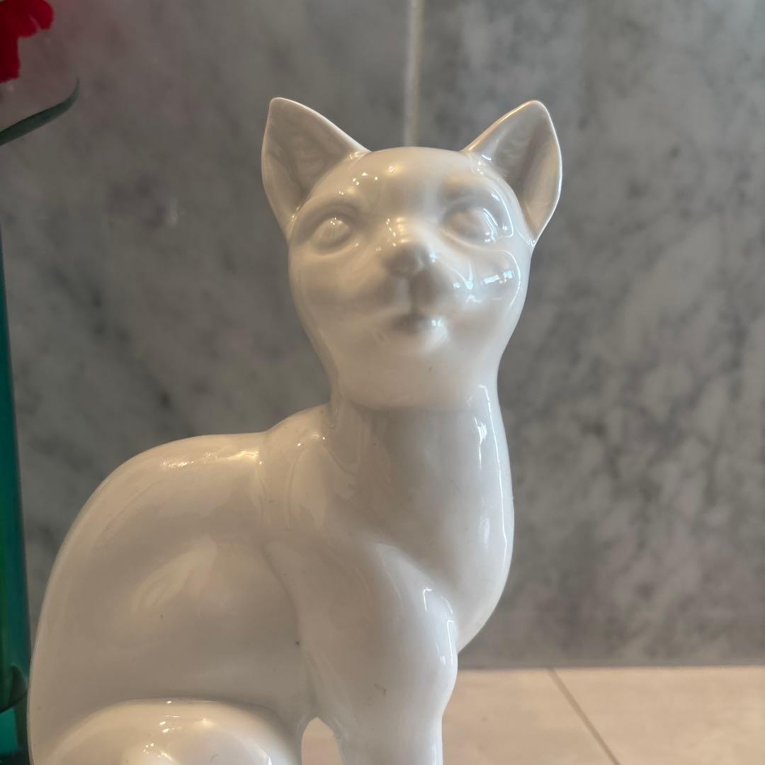 アンティーク妖艶な瞳や猫背が美しく存在感抜群の白磁の猫