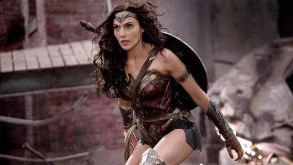 ワンダーウーマン ダイアナ ガル・ガドット フィギュア ブラックドレス 私服改