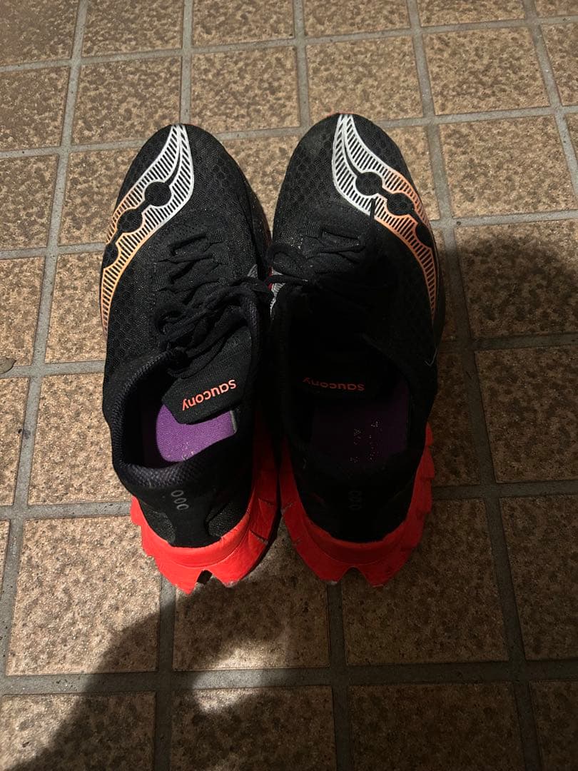 Saucony スパイクシューズ 黒/オレンジ