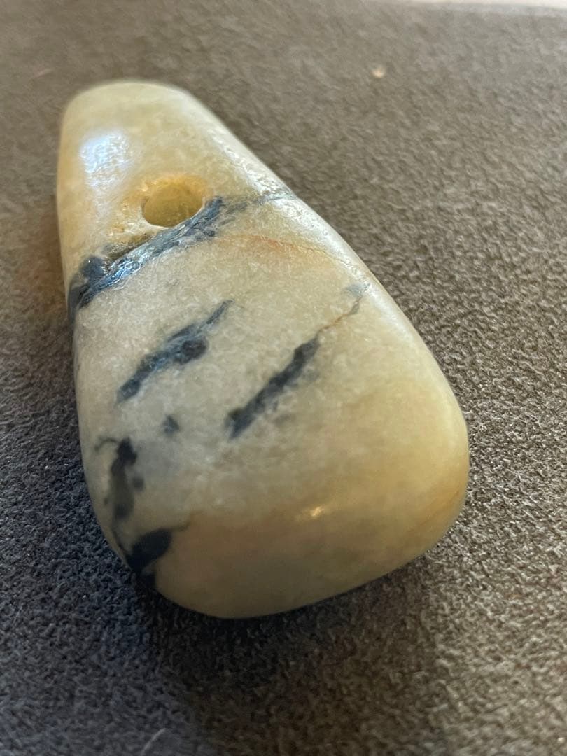 縄文時代　糸魚川翡翠大珠　出土品