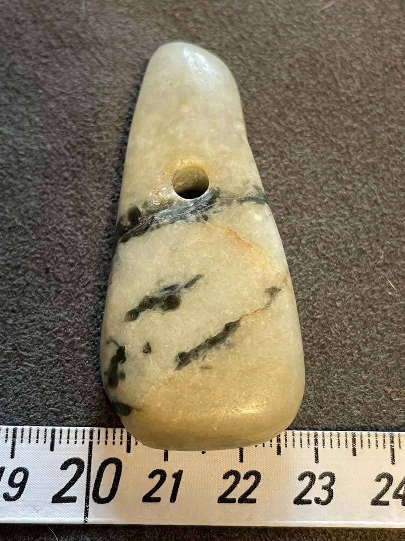 縄文時代　糸魚川翡翠大珠　出土品