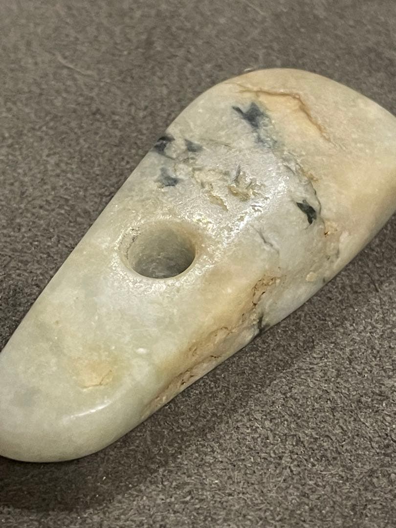 縄文時代　糸魚川翡翠大珠　出土品