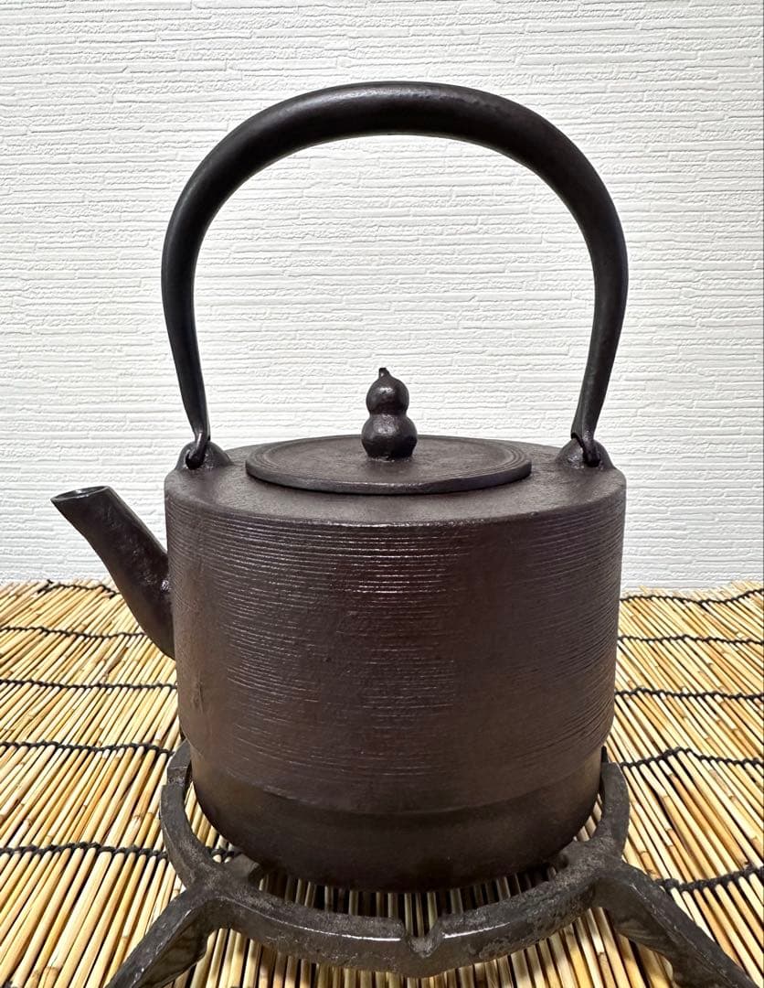 未使用品、供箱等付属品付　水沢鋳物工業協同組合販売　肩衝糸目　１２型　南部鉄瓶