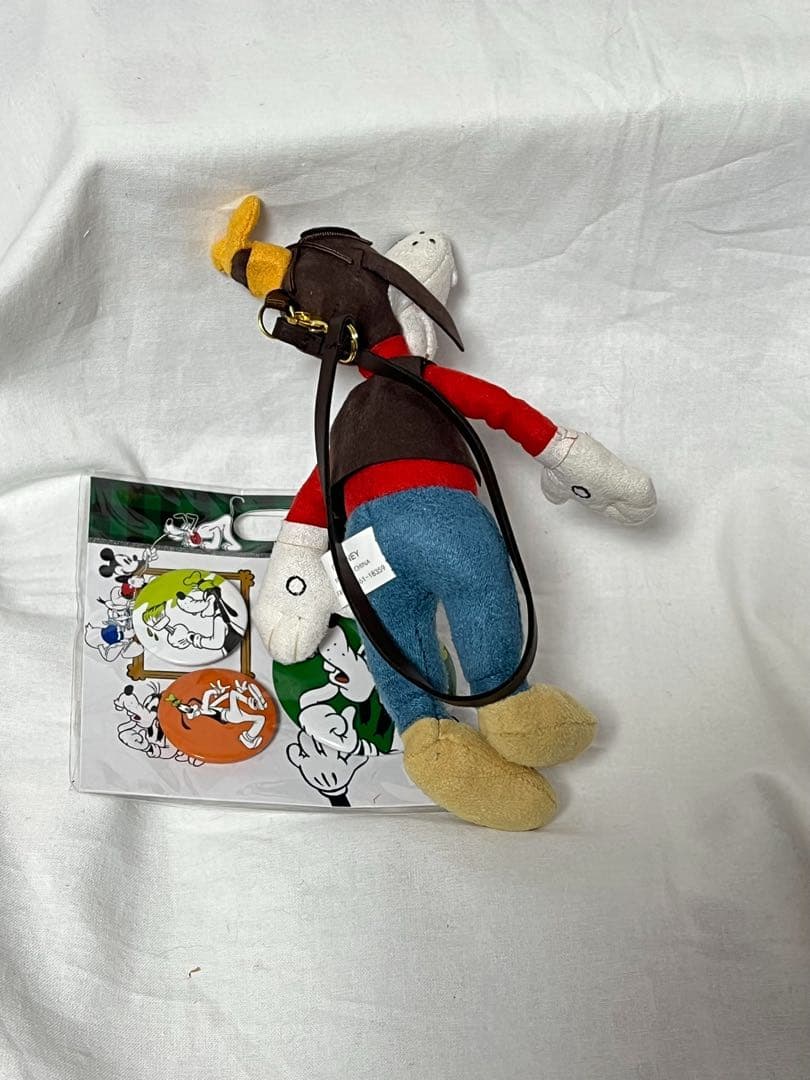 匿名配送/レア グーフィー プラッシュキーチェーン＋缶バッジ ディズニーストア