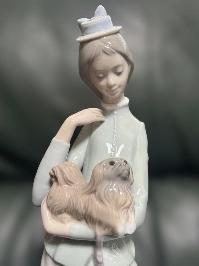 リャドロLLADROの大型陶器　仔犬を抱く貴婦人