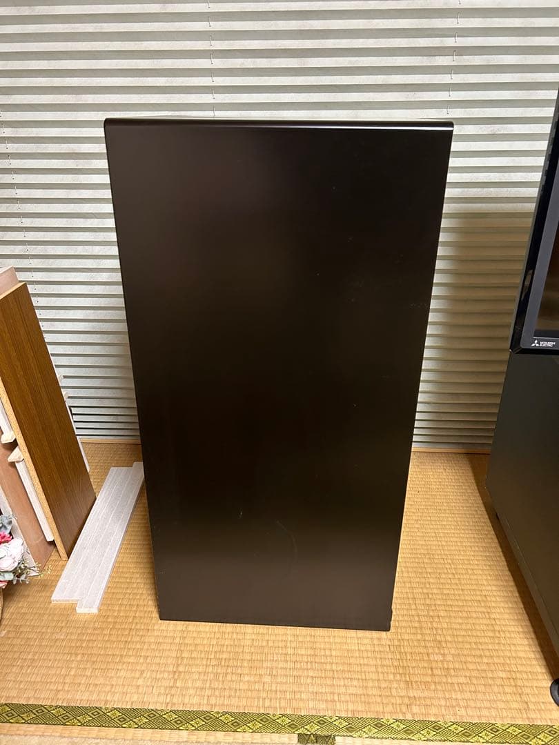 伝統的な4段タンス 黒と赤の花模様