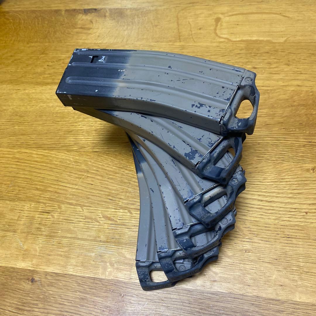 東京マルイ次世代電動ガン　M4系ノーマルマガジン　カスタムバンパー付き