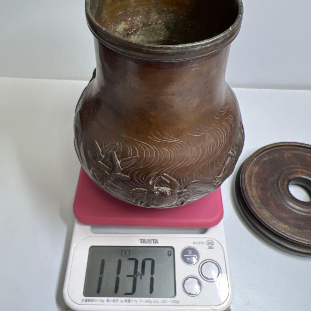 古銅　亀にカニ浮彫花瓶　台込高約17.5㎝/1137g 東Y8-0206☆2F