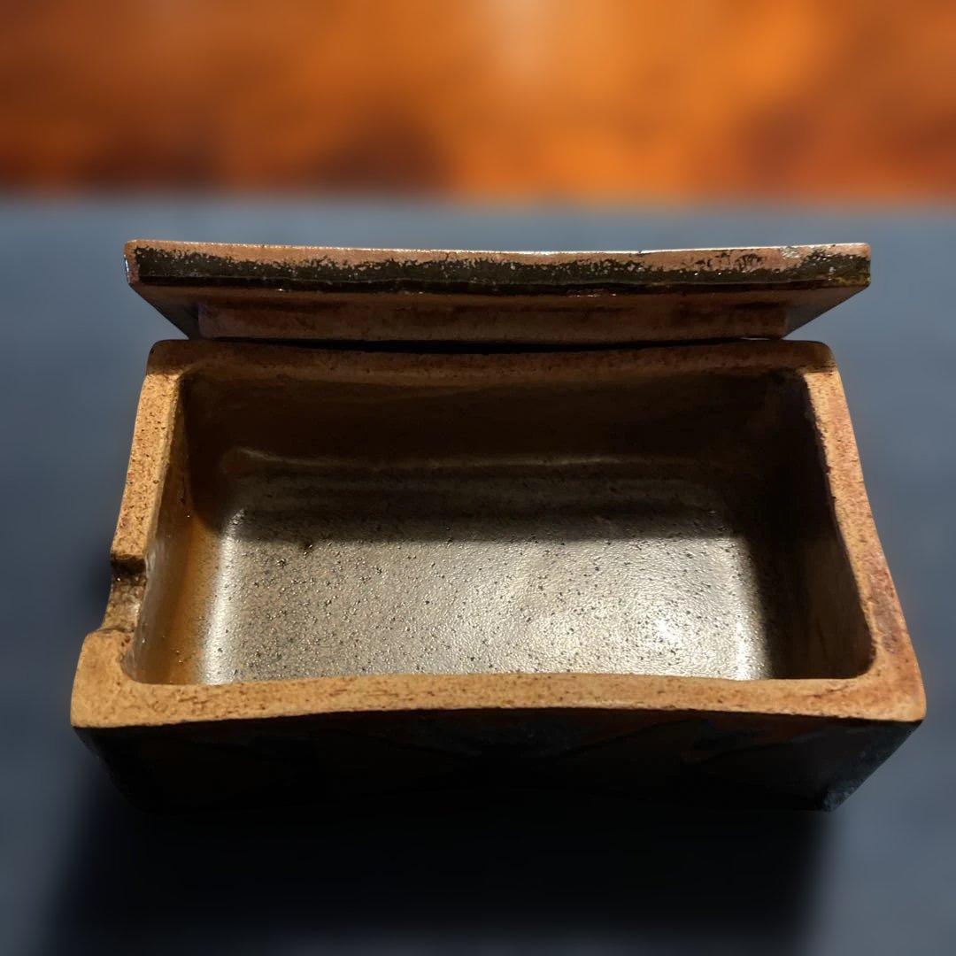 出西窯 多々納弘光氏作 バターケース三角模様 黒釉型紙抜角蓋物