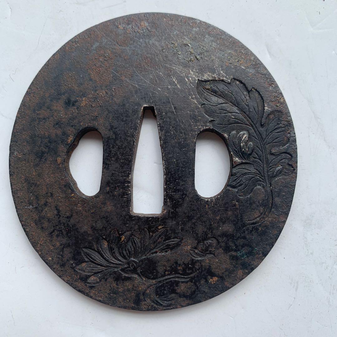 鍔　　鉄製　在銘　日本刀　葉と花の彫刻 鉄製 鍔(つば) 時代物　本歌