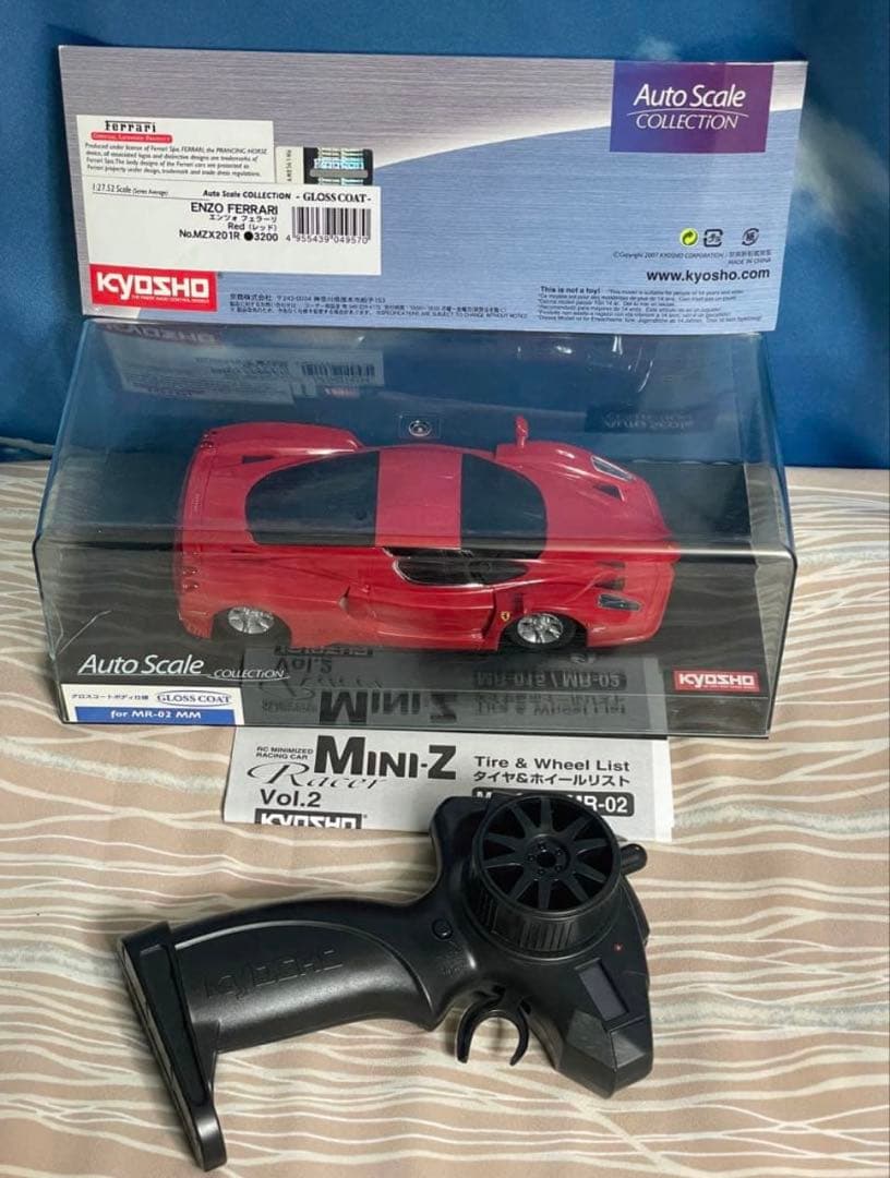 MINI-Z NissanとFerrari Enzoのラジコンカーセット。