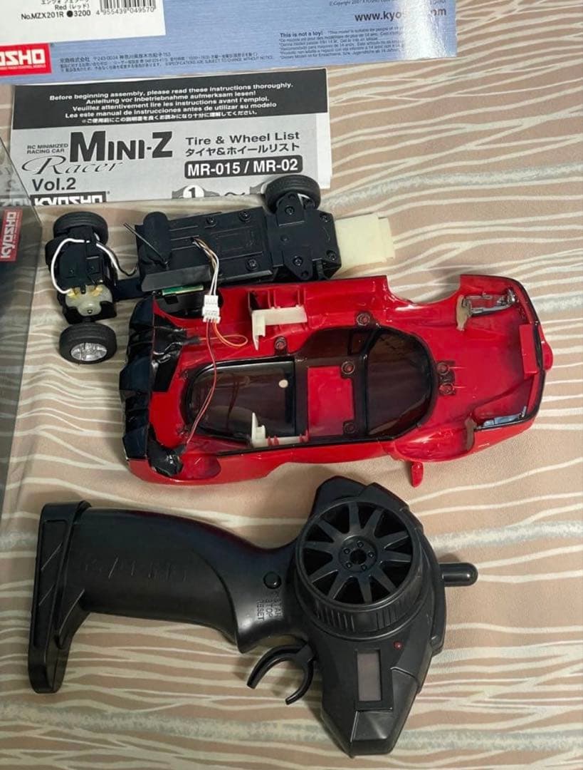 MINI-Z NissanとFerrari Enzoのラジコンカーセット。