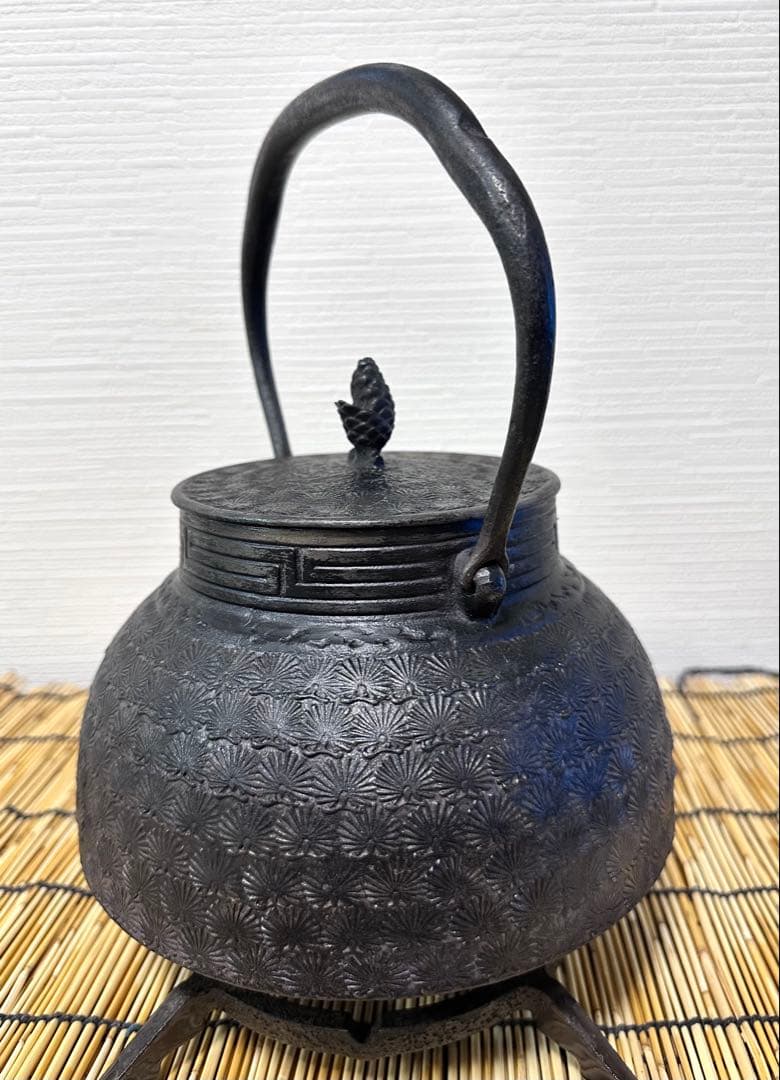 ＵＳＥＤ品 南部岩鋳四代目清末作 真作保証　２３型 松葉文様　南部鉄瓶