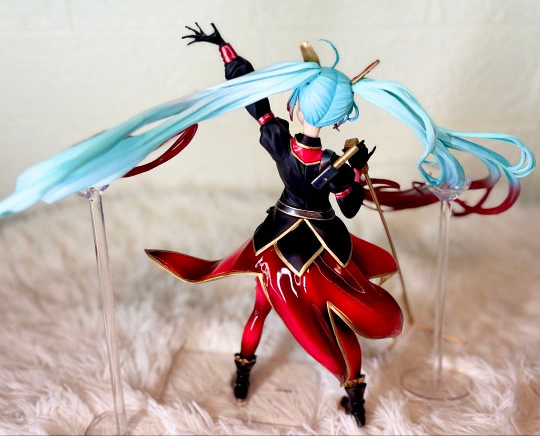n*m様 初音ミク　フィギュア　リペイント　ガンダムコラボ　シャアカラーver