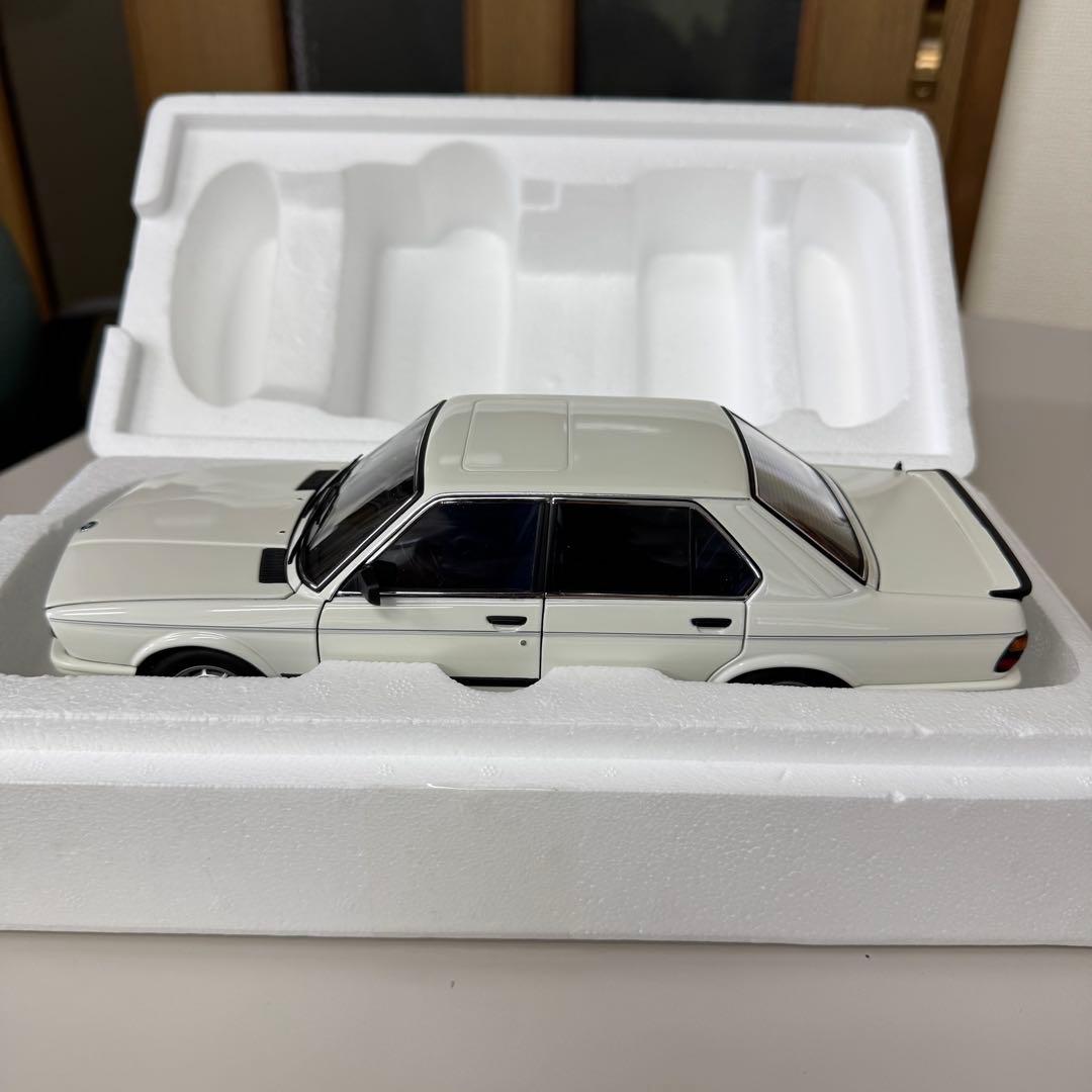 【新品】オートアート  535i 1985 ホワイト　1/18