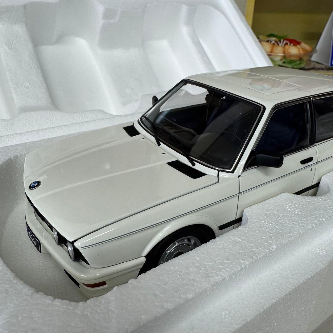 【新品】オートアート  535i 1985 ホワイト　1/18