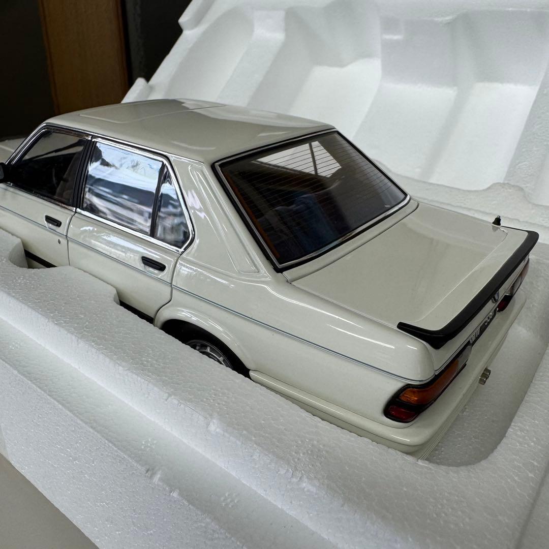 【新品】オートアート  535i 1985 ホワイト　1/18