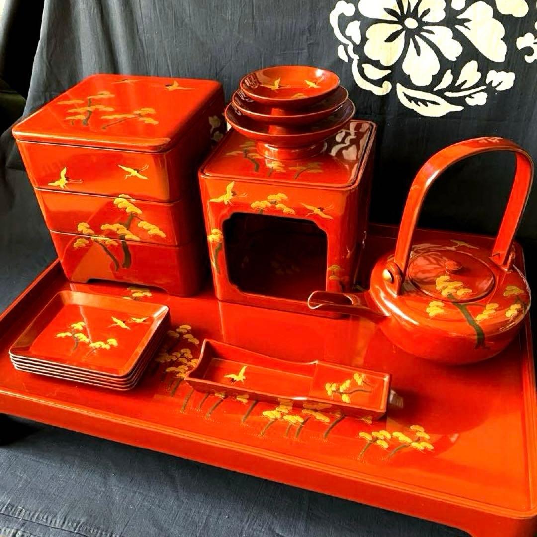 時代物　屠蘇器・重箱セット　木製漆器　朱塗り金蒔絵　鶴に松　縁起柄　長寿　木箱入