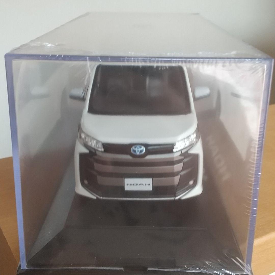【ディーラー非売品】トヨタ ノア 90系 カラーサンプル ミニカー ホワイト 白