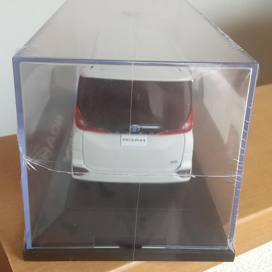 【ディーラー非売品】トヨタ ノア 90系 カラーサンプル ミニカー ホワイト 白