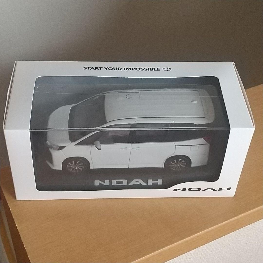 【ディーラー非売品】トヨタ ノア 90系 カラーサンプル ミニカー ホワイト 白