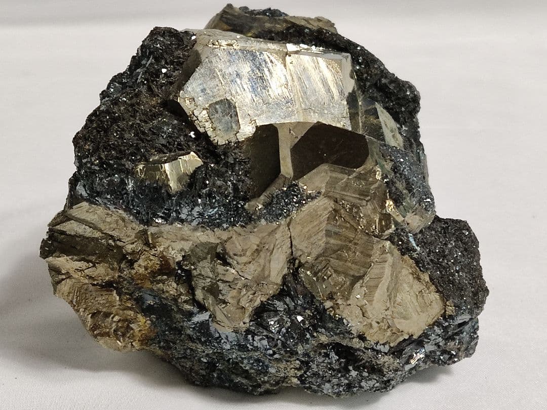 パワーストーン　天然石　原石　エルバ島産　パイライト　1,212g　No.567