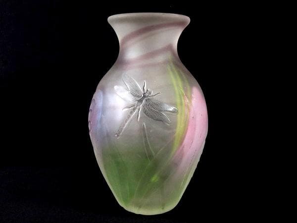 陽刻蜻蛉蝶紋硝子花瓶　花器　高さ18cm