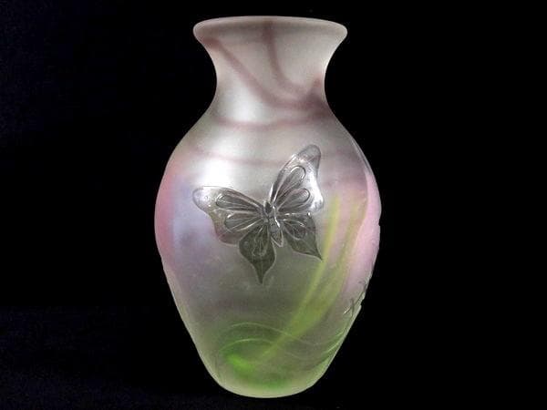 陽刻蜻蛉蝶紋硝子花瓶　花器　高さ18cm