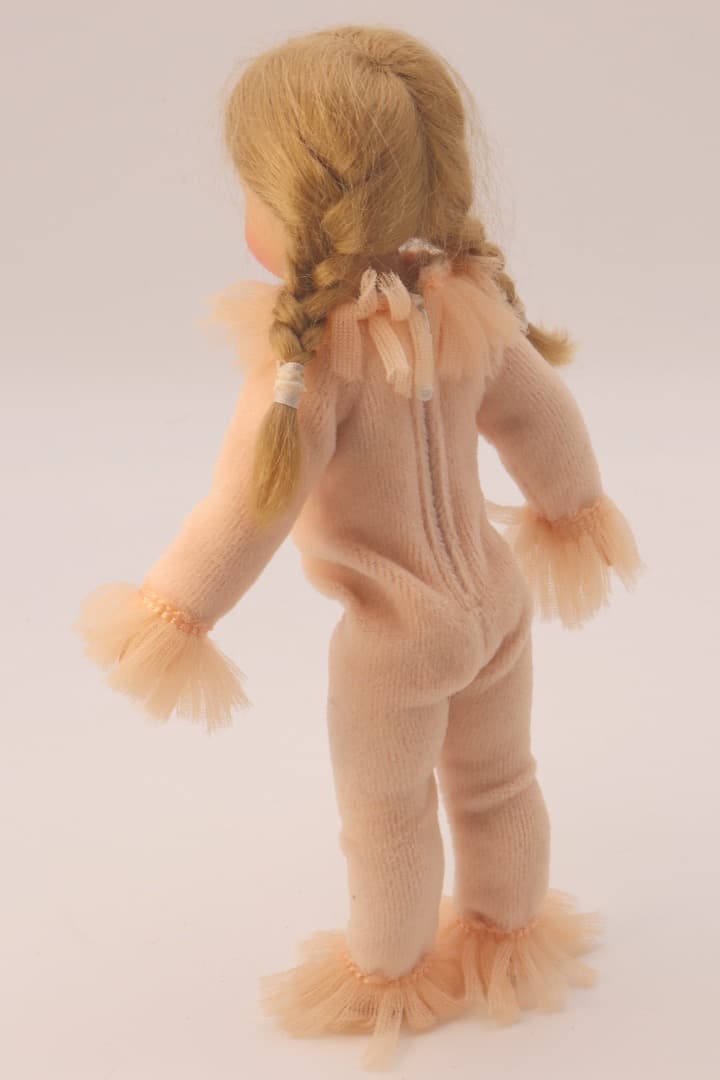 riley & Jingles ピンクのロンパースを着た女の子ドール19cm