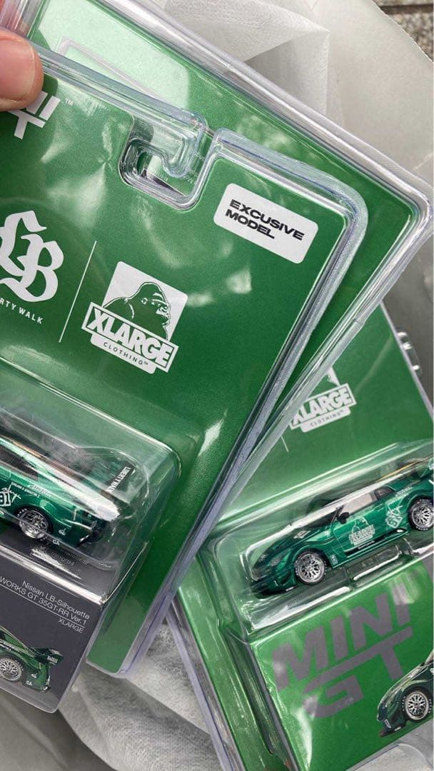 LIBERTY WALK×XLARGE MINI GT 1/64 2台