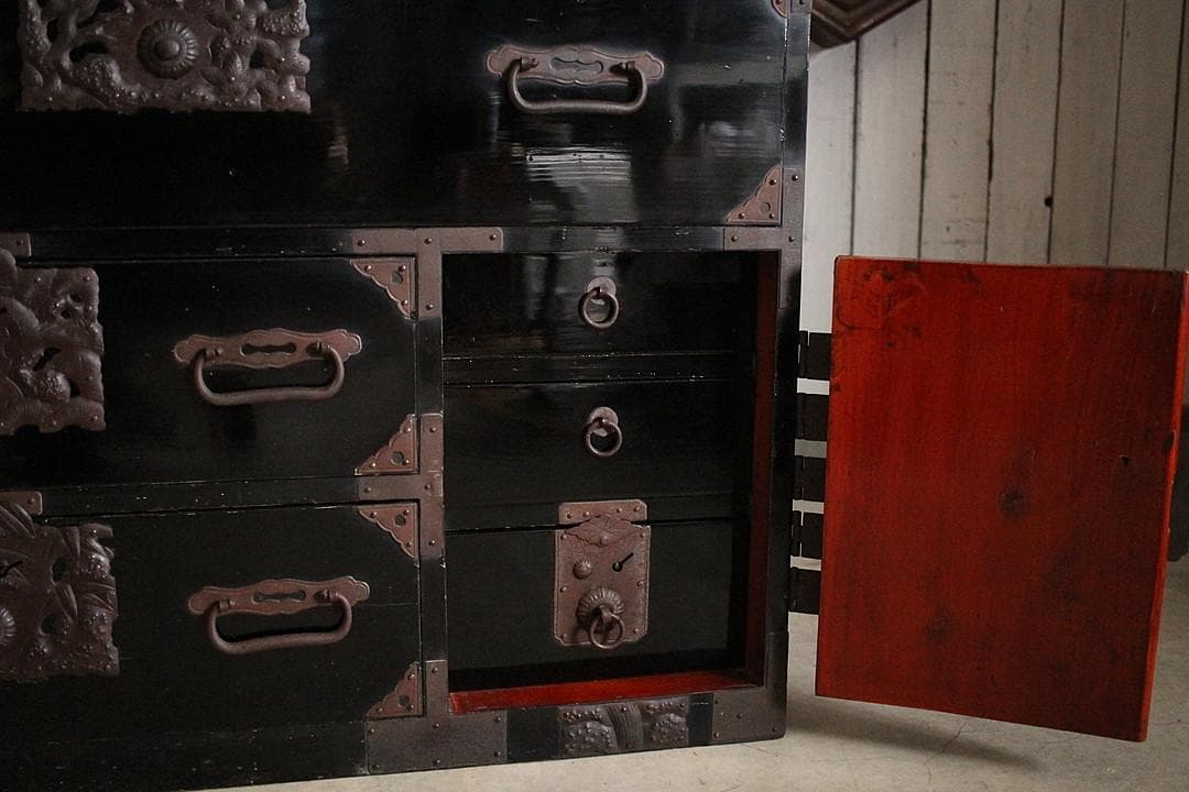 がんちゃん綺麗な打ち出し金具時代庄内箪笥　扉付き　時代箪笥　時代家具