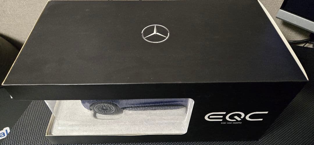 メルセデスベンツ　EQC 400 4MATIC 1/18
