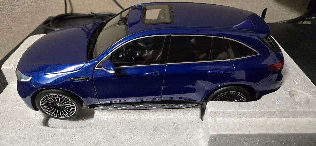 メルセデスベンツ　EQC 400 4MATIC 1/18