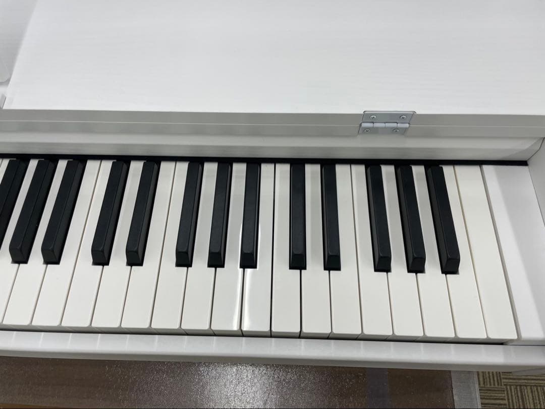 電子ピアノ88鍵盤　ハンマーアクション鍵盤　３本ペダル　ホワイト
