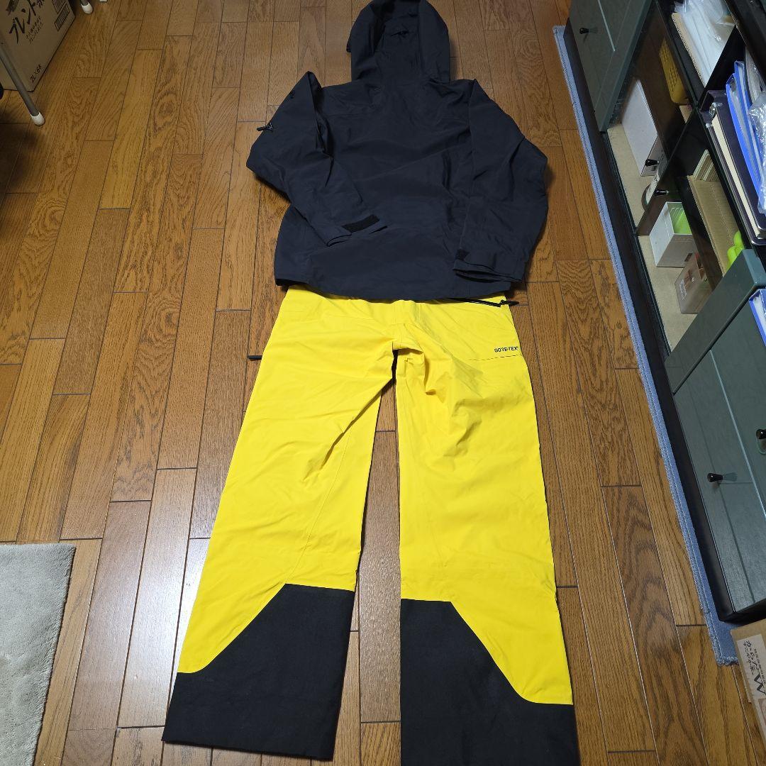 美品　ピークパフォーマンス　上下海外Ｓサイズ　PeakPerformance