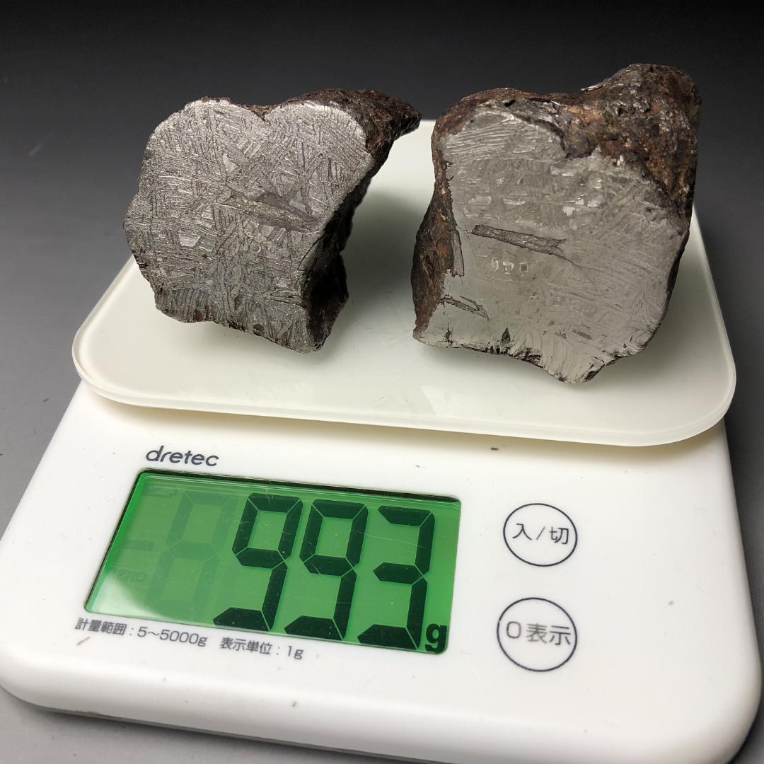 アルタイ隕石　隕石 全面カット　鉄隕石　原石　重さ約993ｇ　立て付き