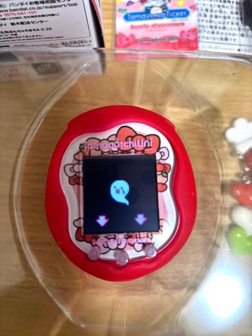 【極美品】たまごっちユニ　サンリオ　いちごケース付き