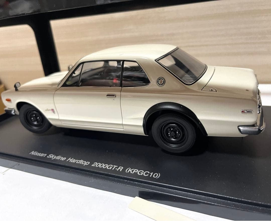 オートアート 1/18 スカイライン 2000 GT-R KPGC10 ホワイト