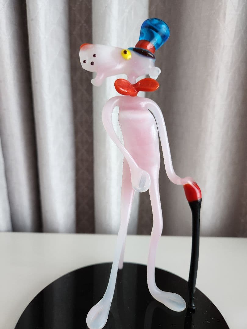 ピンクのガラス製キャラクター像