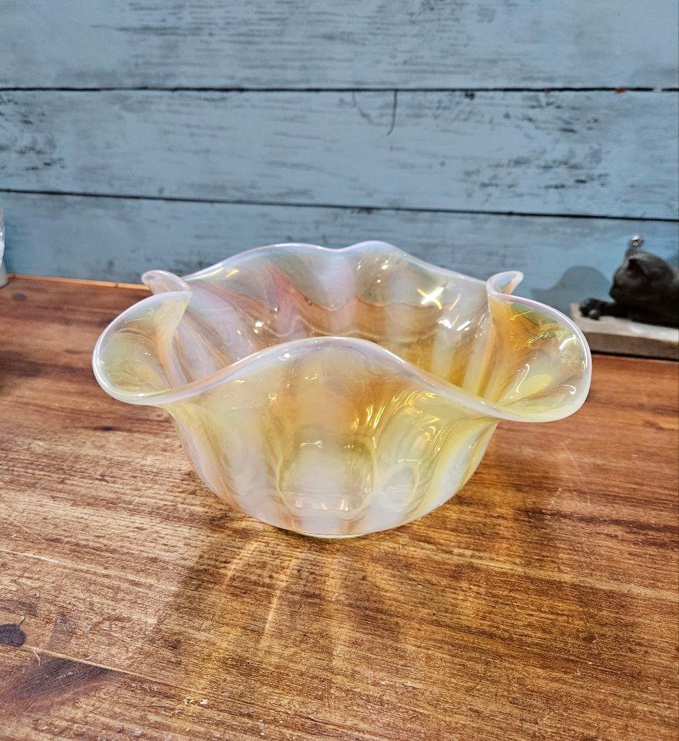 フランスアンティーク オパリンガラス フリル型のボウル 花瓶 花器 花入れ