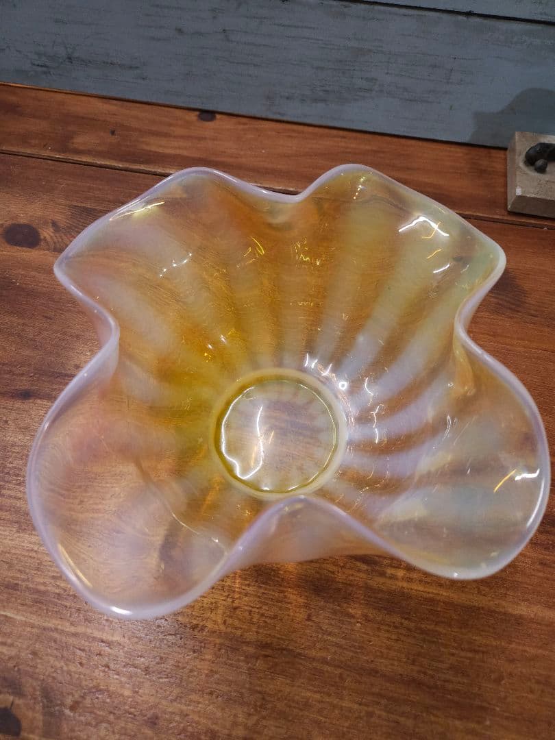 フランスアンティーク オパリンガラス フリル型のボウル 花瓶 花器 花入れ