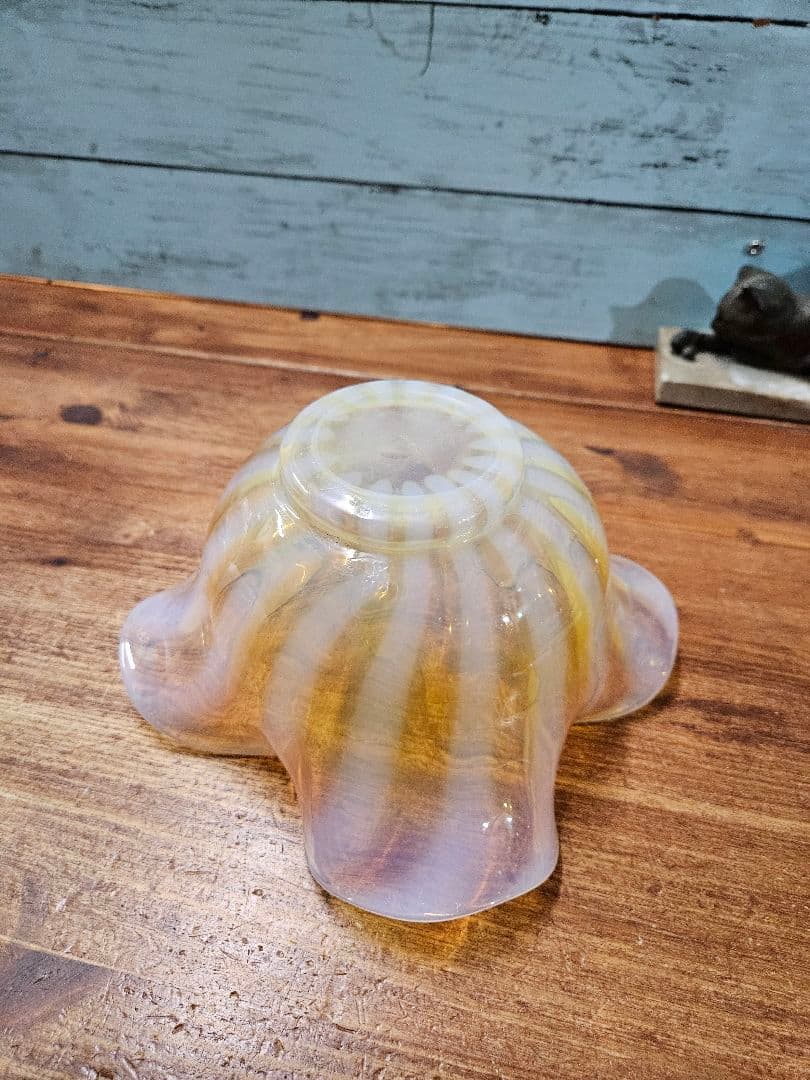 フランスアンティーク オパリンガラス フリル型のボウル 花瓶 花器 花入れ