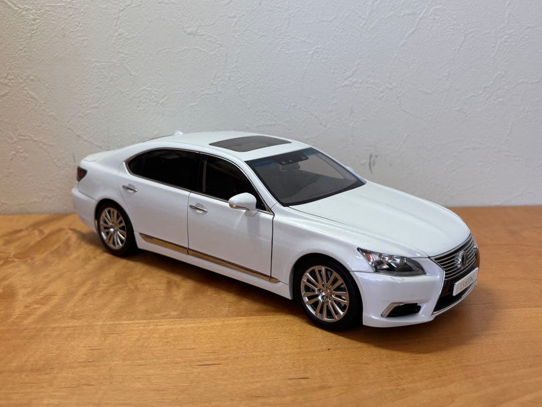 Auto-art オートアート1/18 レクサス LS 600hL