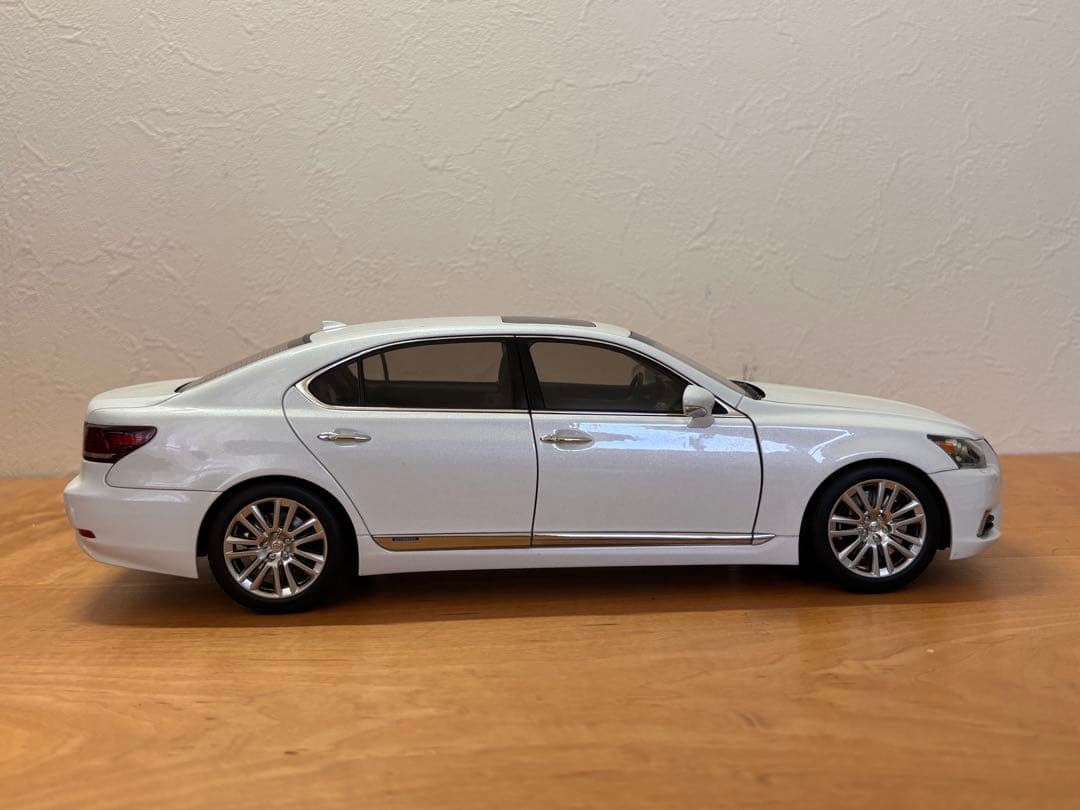 Auto-art オートアート1/18 レクサス LS 600hL
