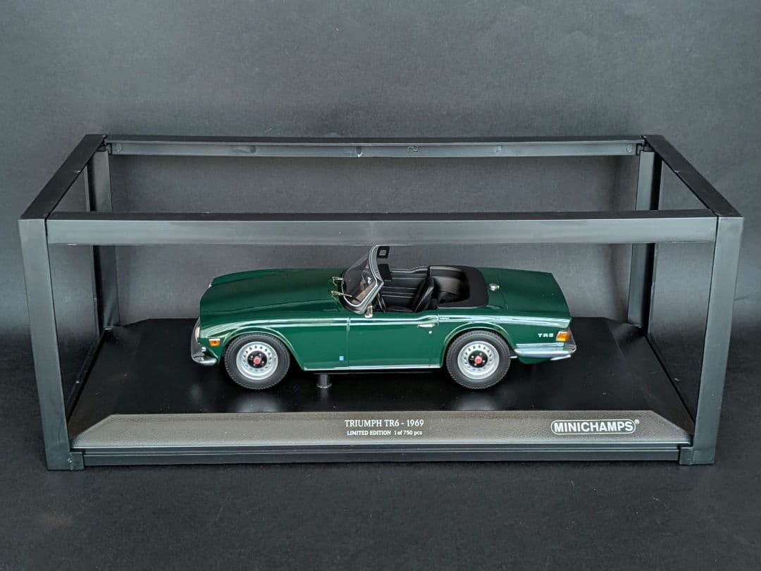 ミニチャンプス 1/18 TRIUMPH TR6 1969 ダークグリーン