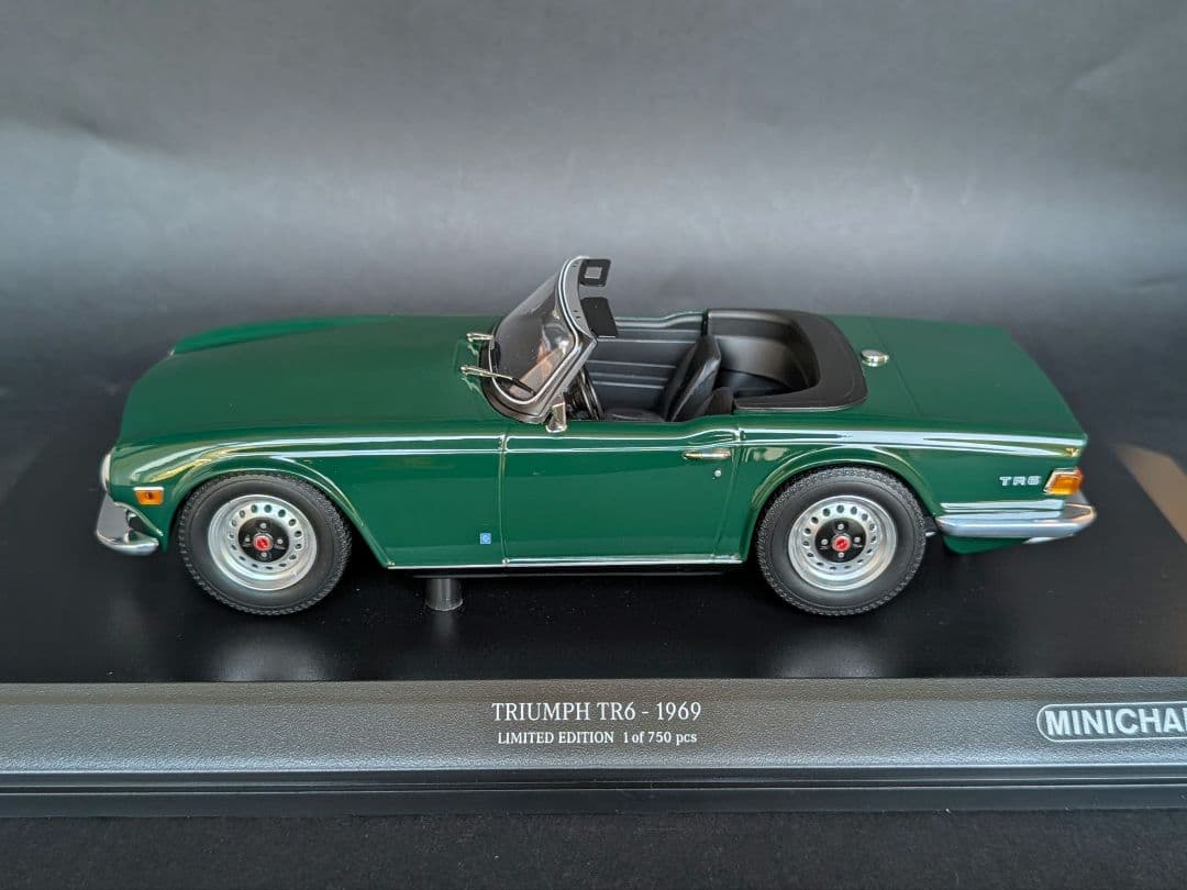 ミニチャンプス 1/18 TRIUMPH TR6 1969 ダークグリーン