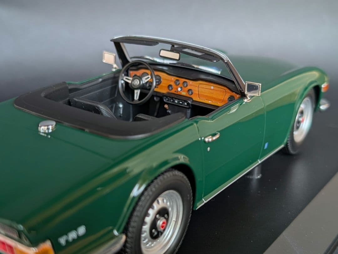 ミニチャンプス 1/18 TRIUMPH TR6 1969 ダークグリーン